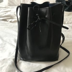 Mansur Gavriel black large bucket bag (navy in.)